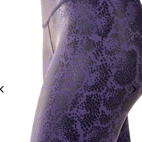Fabletics Salar Printed Powerhold Crop in a Snake Black and Purple NWT - Picture 1 of 8